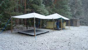 Unter Heuzelten lagern wir das Winterfutter.