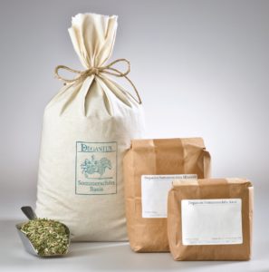 Drei neue Produkte bei Deganius: Sommerschön Basis, Minerale und Akut erleichtern hauftempfindlichen Pferden die Sommerzeit.