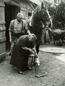 Elizabeth Arnold, siebzigjährige Schmiedin 1935